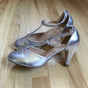 Chase & Chloe Kimmy-36 Teardrop Cut Out T-Strap Mid Heel Dress Pumps Silver